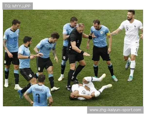 内马尔赛场外与小朋友玩耍被拍，童心未泯圈粉